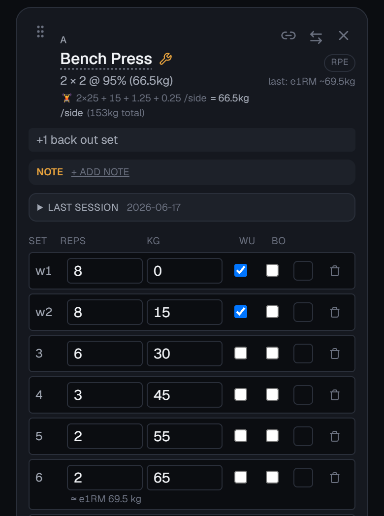 App-scherm met een bench press voorschrift en de set-per-set logtabel